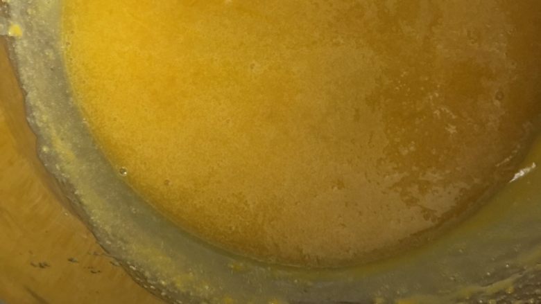 特浓巧克力冰淇淋,隔水加热至黄油融化,一边加热一边搅拌,让蛋黄脱生,加热成稍浓稠的糊,取出