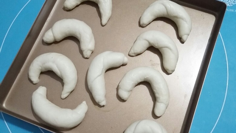 中种牛角包,移动进烤盘,醒发20分钟。