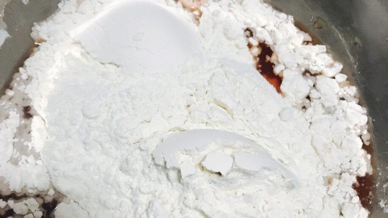 婴儿牛肉饺子,加入<a style='color:red;display:inline-block;' href='/shicai/ 519'>面粉</a>搅拌
