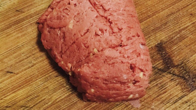 婴儿牛肉饺子,首先将<a style='color:red;display:inline-block;' href='/shicai/ 216'>牛肉</a>用家用绞肉机绞烂，或者用刀手工剁也可以，但是务必保证一定要将<a style='color:red;display:inline-block;' href='/shicai/ 216'>牛肉</a>剁得很烂，我是绞了之后又用刀加工了一下。以确保<a style='color:red;display:inline-block;' href='/shicai/ 216'>牛肉</a>已茸。