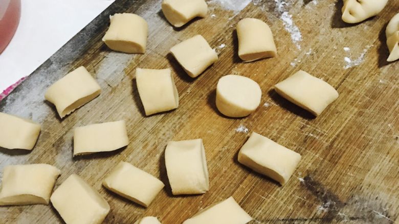 婴儿牛肉饺子,把小节面团摆开不容易粘在一起。