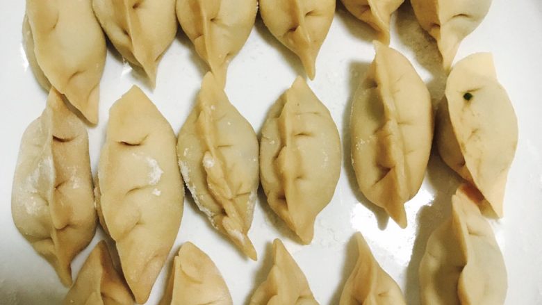 婴儿牛肉饺子,然后将腌好的牛肉放入皮里捏成行就可以啦。