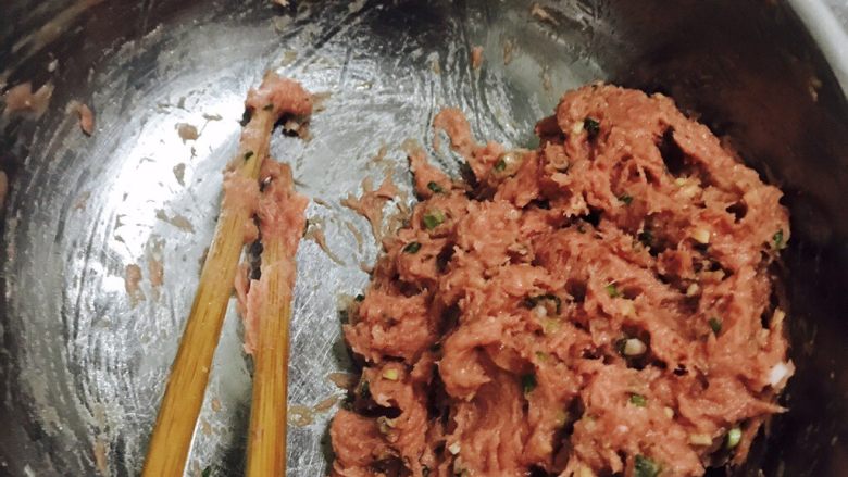 婴儿牛肉饺子,将切好的<a style='color:red;display:inline-block;' href='/shicai/ 3250'>葱</a>、<a style='color:red;display:inline-block;' href='/shicai/ 37'>姜</a>、<a style='color:red;display:inline-block;' href='/shicai/ 788'>生抽</a>、盐、<a style='color:red;display:inline-block;' href='/shicai/ 717'>味精</a>、欠粉（红薯粉）、蛋清放入牛肉里，搅拌均匀。<a style='color:red;display:inline-block;' href='/shicai/ 788'>生抽</a>、盐、<a style='color:red;display:inline-block;' href='/shicai/ 717'>味精</a>放一点点即可，因为一岁以内的宝宝还在母乳的话，尽量不要吃盐，放一点点增加点香味即可，一岁以上的宝宝根据自己的口味爱好调节。