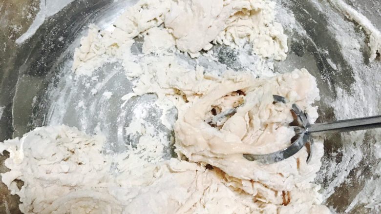 婴儿牛肉饺子,搅拌中的面粉。先不要放太多水和面粉，搅拌后水不够再增加，面粉不够慢慢增加。