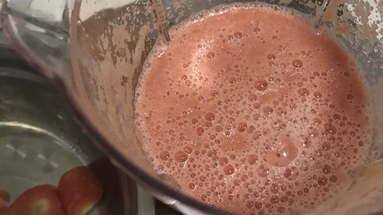 婴儿牛肉饺子,将<a style='color:red;display:inline-block;' href='/shicai/ 25'>胡萝卜</a>切小块，加入100至200ml<a style='color:red;display:inline-block;' href='/shicai/ 156925'>水</a>，放入榨汁机搅拌。