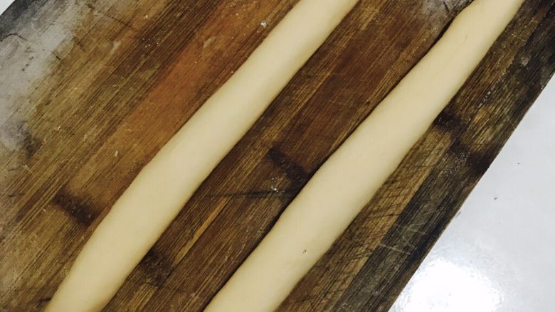 婴儿牛肉饺子,用手把面团擀成小长条