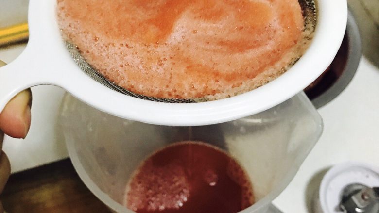 婴儿牛肉饺子,用漏网将汁沥出