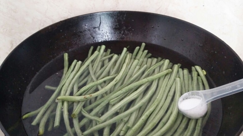 早餐生煎包,豆角放入煮水中,放入10克盐,水开小火煮3分钟左右辍水。
