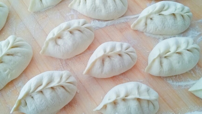 早餐生煎包,以此类推做好全部的包子,醒发15分钟,包子皮鼓起来,拿起一个包子,感觉轻轻的,面皮里面充满空气就醒发到位。