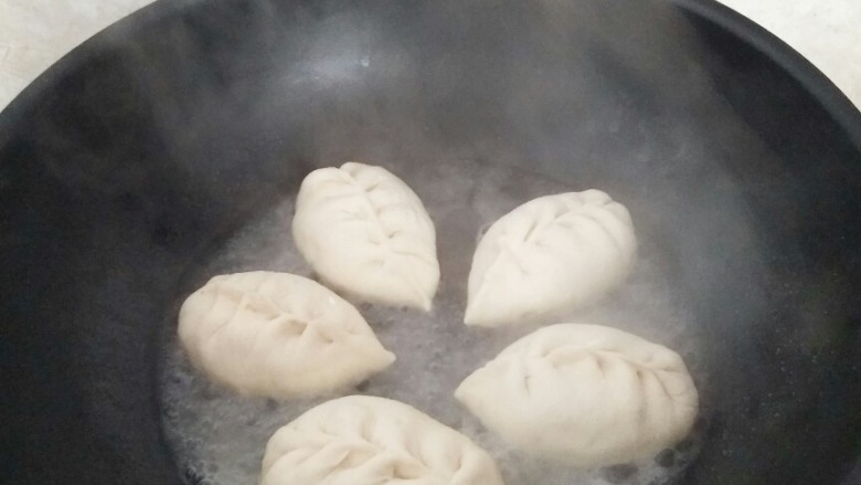 早餐生煎包,倒入半碗清水,水量莫过包子底部。