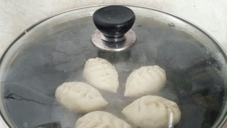 早餐生煎包,盖上锅盖,煎至水分收干。