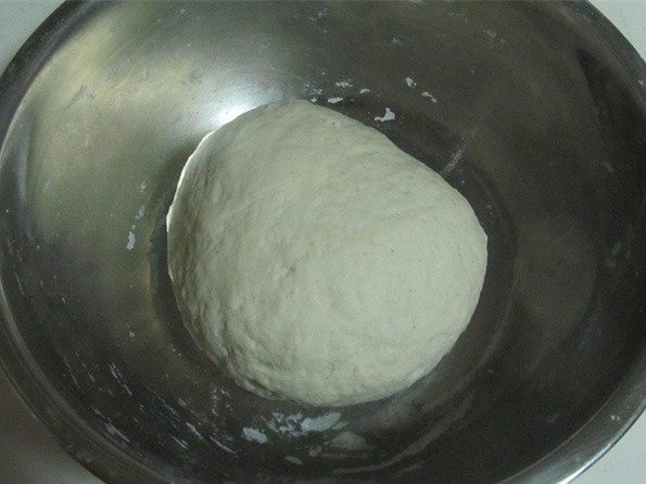 全麦葱花卷,将面和成软硬适中的面团,上面加盖上湿布或保鲜膜,放在一边发酵;
