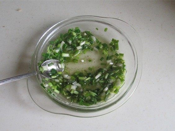 全麦葱花卷,趁热将调料调匀;