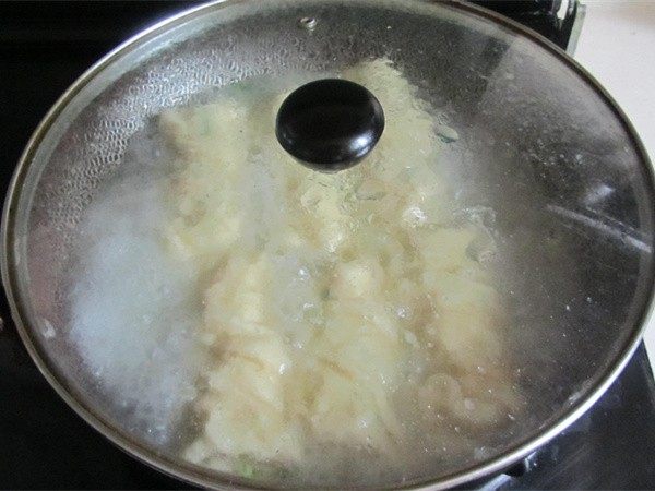 全麦葱花卷,盖上盖, 大火烧开, 煮一下;