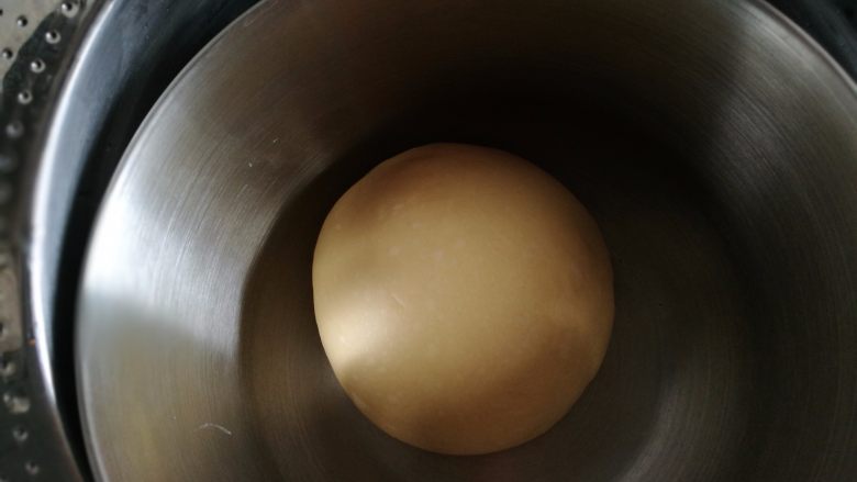 鸡肉田园披萨,5.放在盆里,隔热水发酵