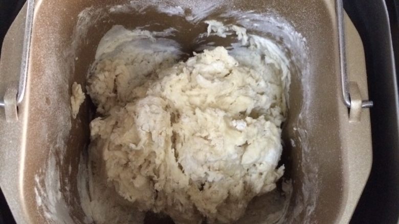 热狗面包,启动面包机发面功能。(我的面包机发面功能是揉面+发酵,合计是1小时40分钟)