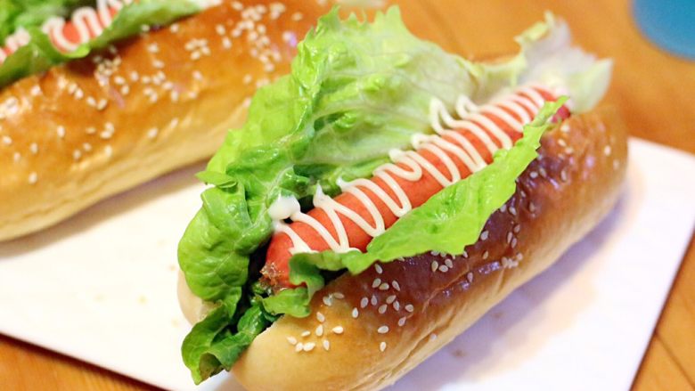 热狗面包,按喜好可以挤上其他酱料,或者添加肉松、海苔均可。