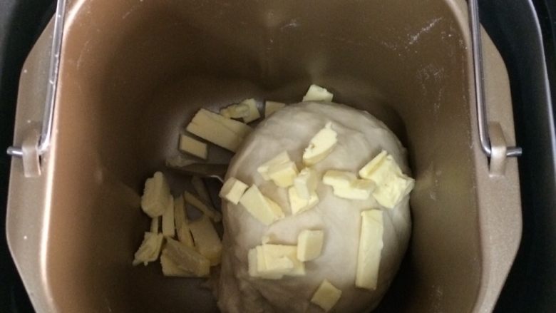 热狗面包,揉至成团时,放入黄油继续揉,全程大概揉50分钟左右,揉至扩展阶段。