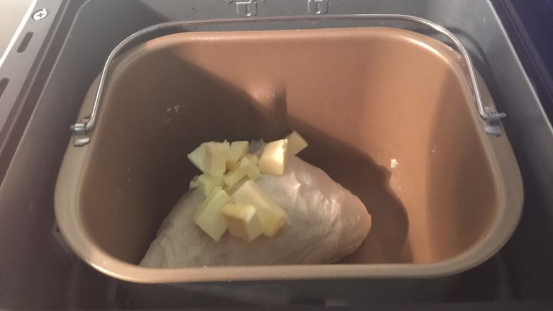 炼乳蔓越莓手撕包,成团后加入黄油小块,继续和面