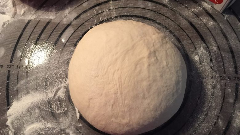 炼乳蔓越莓手撕包,取出面团排气,放在揉面垫上松弛15分钟后