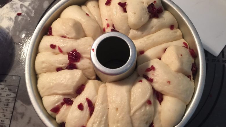 炼乳蔓越莓手撕包,将模具放入烤箱中低温发酵50分钟,我发酵至满模了