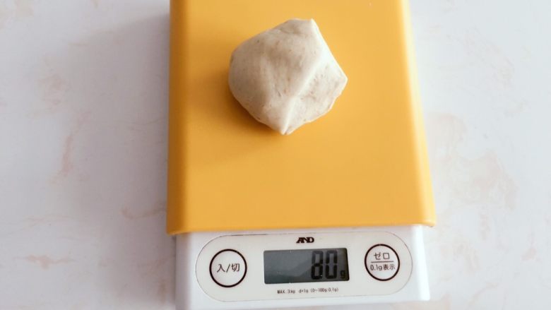 高纤低脂的全麦蔓越莓贝果,2)整形
切分成80g一个面团。这样成品直径大约10cm,一个成年人食用刚好。
如果想要再小些也可以,但烘烤时记得缩短时间。