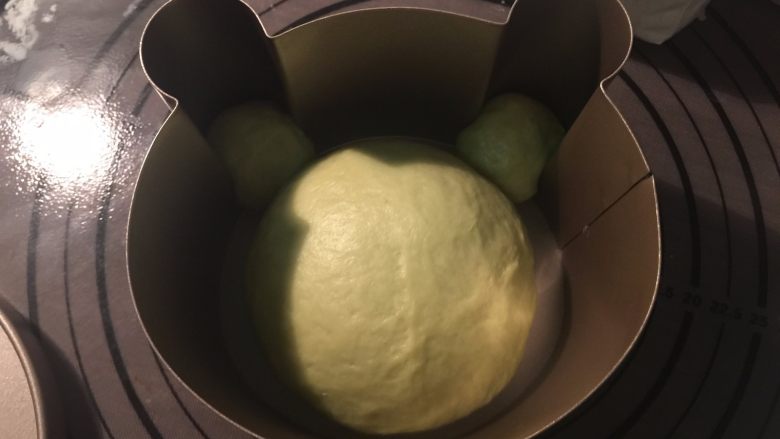 牛油果吐司,把3个面团都放入小熊模具中,盖上上面的盖子