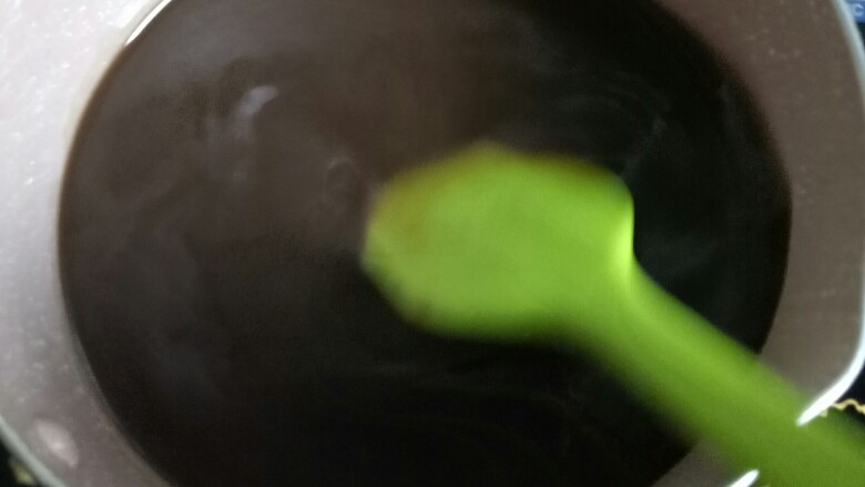 芋圆烧仙草,然后大火加热,煮开,边加热边搅拌