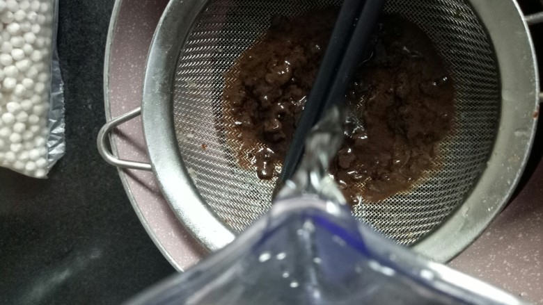 芋圆烧仙草,边加入水,然后边用筷子搅拌帮助过筛