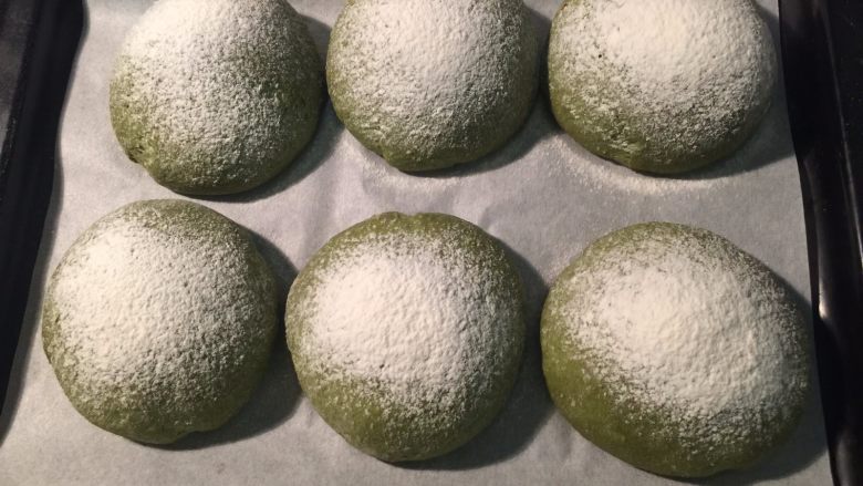 蓝莓乳酪抹茶全麦包,放入烤箱低温二次发酵50分钟左右,撒上少许干粉