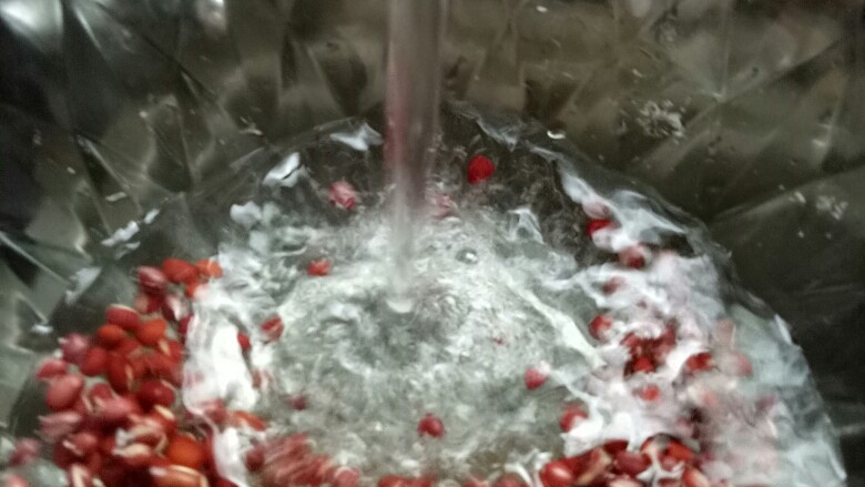 芋圆烧仙草,接着开始制作蜜豆,将<a style='color:red;display:inline-block;' href='/shicai/ 3607'>红豆</a>倒入一个大的容器中,然后加入提前浸泡2小时