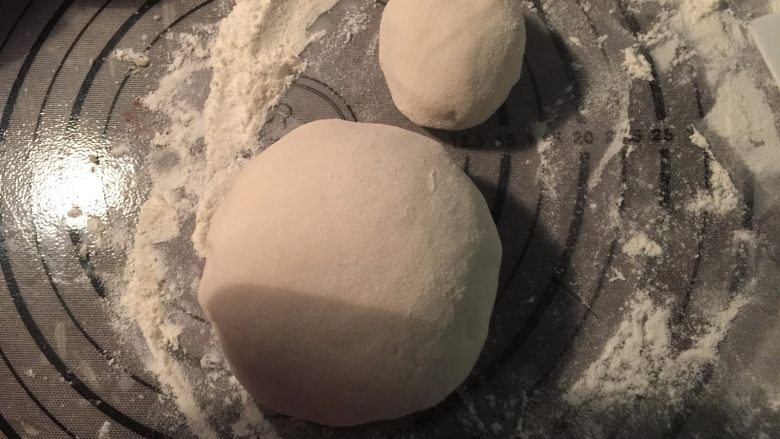香菇豆沙包,把面团切出50克,准备做香菇蒂