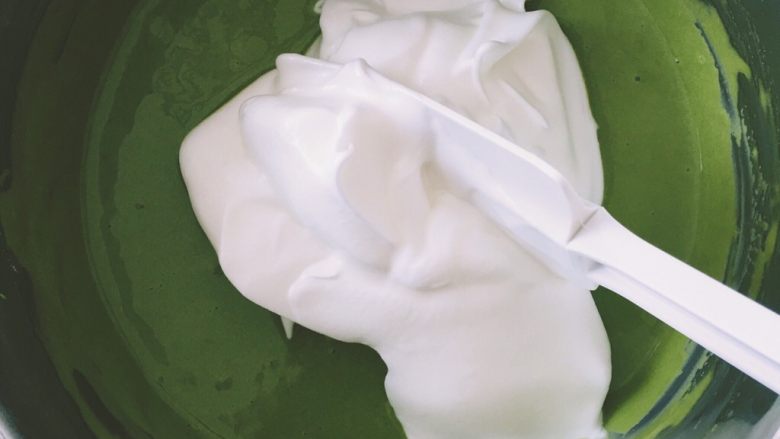 抹茶白玉卷,取三分之一打发的蛋白与蛋黄抹茶糊混合均匀后再加入余下的蛋白,翻拌混合均匀