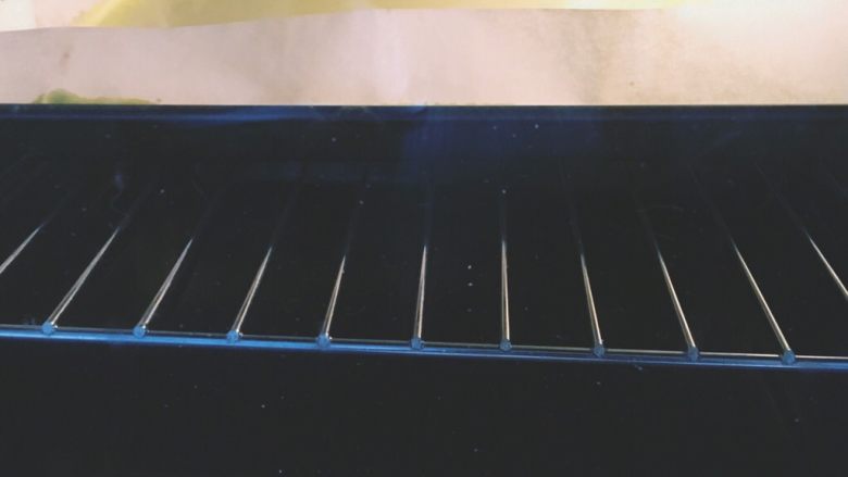 抹茶白玉卷,烤箱190度预热,中层,大约12min即可,出炉移至晾晒网上晾凉