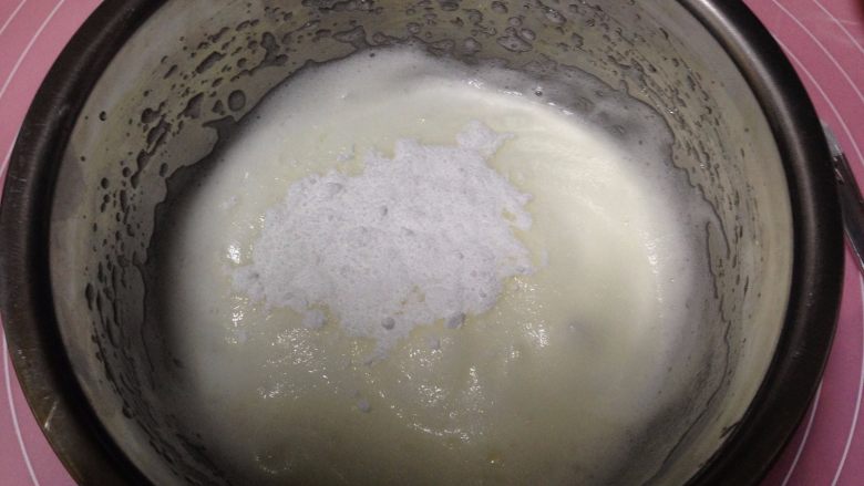 大理石戚风蛋糕,8打至出現浓密的細泡,第二次加入1/3的糖