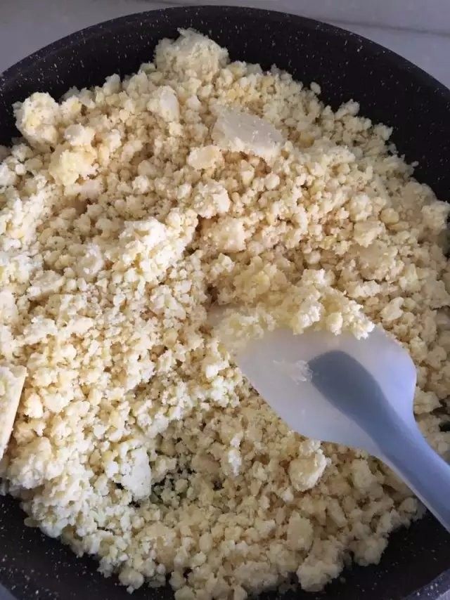 【自制绿豆糕】入口即化的夏日小点,放入绿豆泥,小火翻炒。