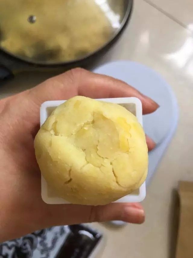 【自制绿豆糕】入口即化的夏日小点,绿豆泥20g把红豆沙包入绿豆泥中,搓圆,放入模具