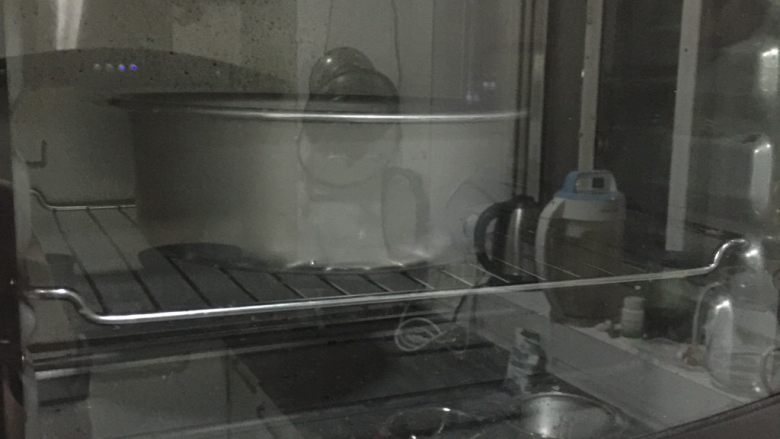 枣糕,烤箱预热,中下层上下火170度30分钟左右即可。每家烤箱不一样,可以根据情况适量增减温度或者增减时间
蛋糕烤好后用竹签插进去拔出来不会粘蛋糕糊