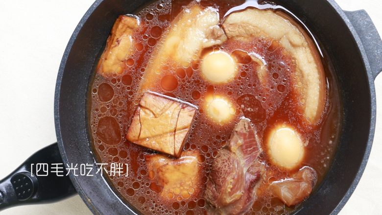 家常卤味拼盘,五花肉和牛肉焯下水，去除血水和杂质，和鸡蛋一同放入锅中，加开水，没过食材即可；