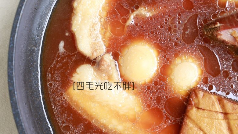 家常卤味拼盘,开中火卤制,为防止豆干卤煮过烂,锅中水剩一半时,再放入豆干;