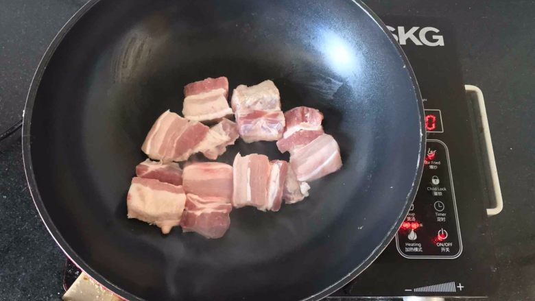 五花肉炖粉丝 ,开中小火,将切好的五花肉放进锅里干煸,对,不用放油!