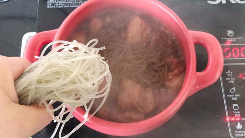 五花肉炖粉丝 ,加入泡发好的粉丝