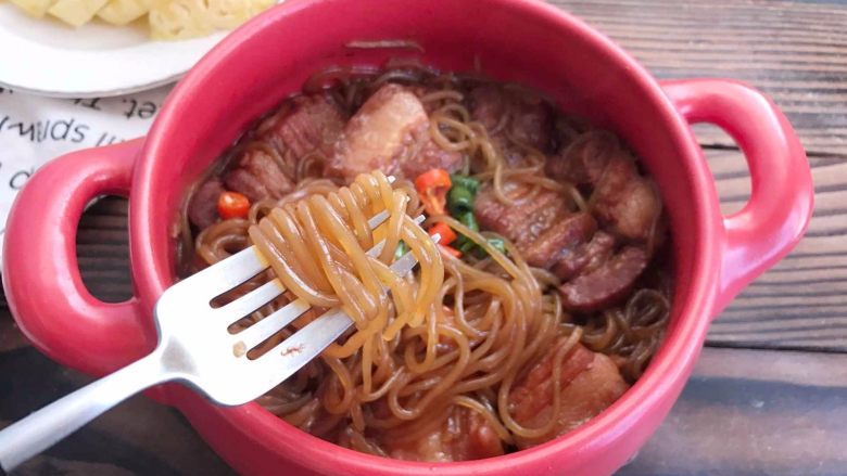 五花肉炖粉丝 ,也可以做为主食,简单方便又好吃!