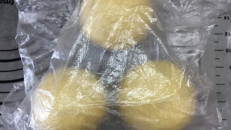 全蛋吐司-黑金刚吐司,将面团分成3等份,揉圆后盖保鲜膜静置10分钟