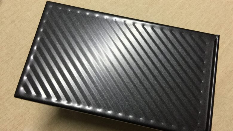 全蛋吐司-黑金刚吐司,取出后移除保鲜膜,合上盖子,继续发酵5分钟至9分满(拉开盖子时有阻力即可)