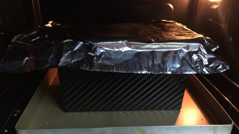 全蛋吐司-黑金刚吐司,送进烤箱中下层,上下火150度,35分钟