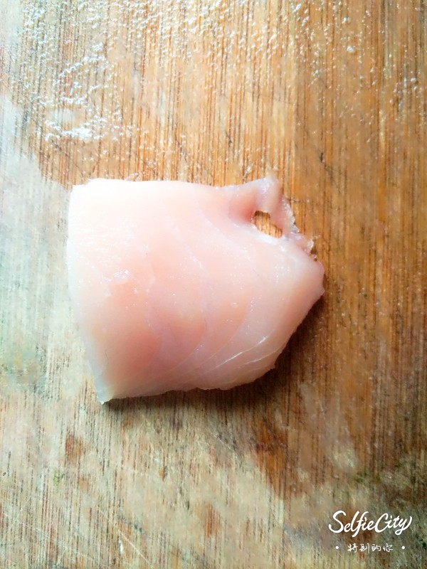 豇豆鱼肉饼,将<a style='color:red;display:inline-block;' href='/shicai/ 338'>鱼肉</a>切成条,再切成块,然后剁碎