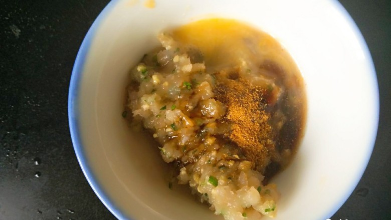 豇豆鱼肉饼,剁碎的鱼肉放入姜末葱末，因为量少所以<a style='color:red;display:inline-block;' href='/shicai/ 9'>鸡蛋</a>放入1/3，可根据肉量适当放入<a style='color:red;display:inline-block;' href='/shicai/ 9'>鸡蛋</a>，盐、十三香、耗油、味极鲜或者蒸鱼豉油，这两种调料的成分几乎一样，料酒顺时针搅拌，一直搅拌到有劲道为止