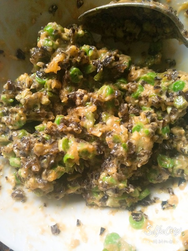 豇豆鱼肉饼,将三者混在一起放入盐、油顺时针搅拌均匀