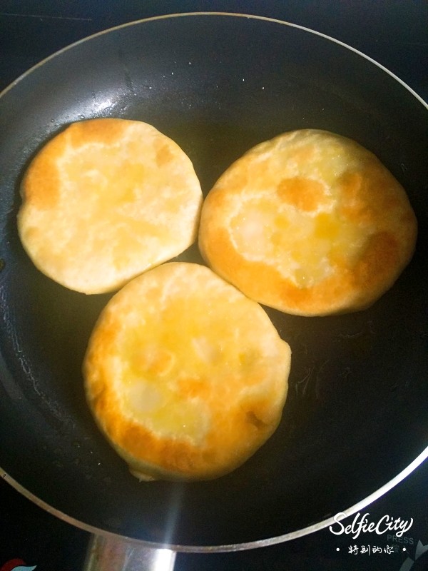 豇豆鱼肉饼,平底锅刷油放入面饼,小火煎至两面金黄色